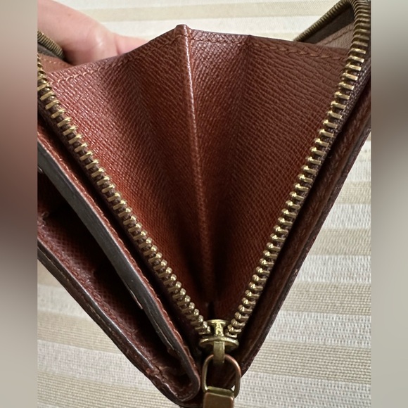 Louis Vuitton Monogrammed Compact bi-fold Wallet with dustbag - Picture 14 of 16